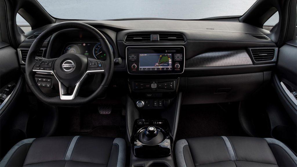 Салон (руль, панель приборов) у Nissan Leaf