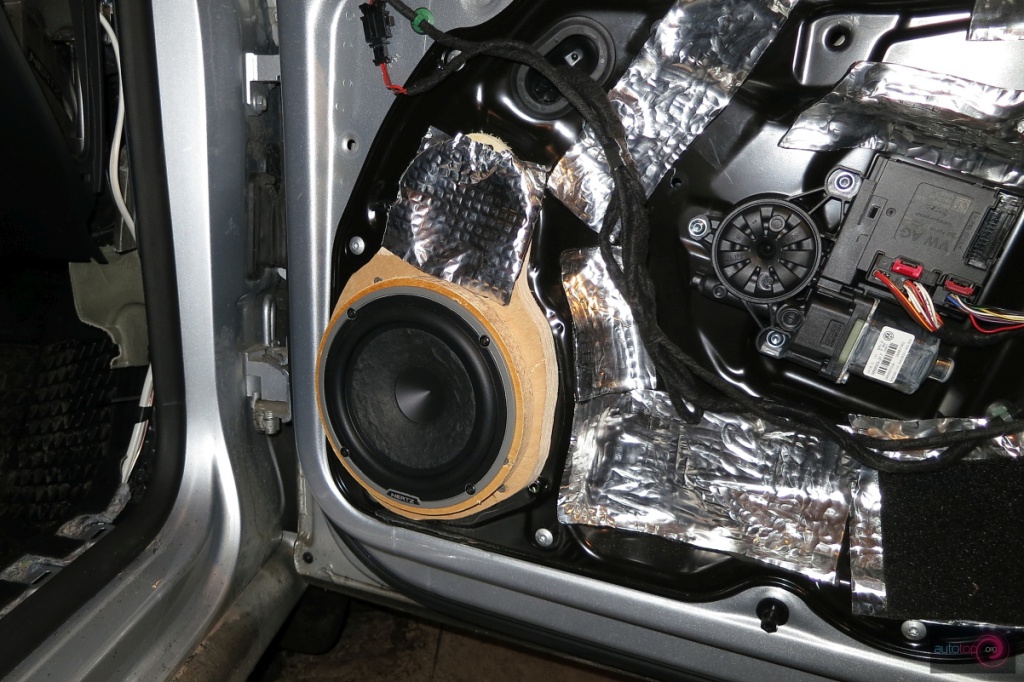 ustanovka akustiki v dveri avtomobila.jpg