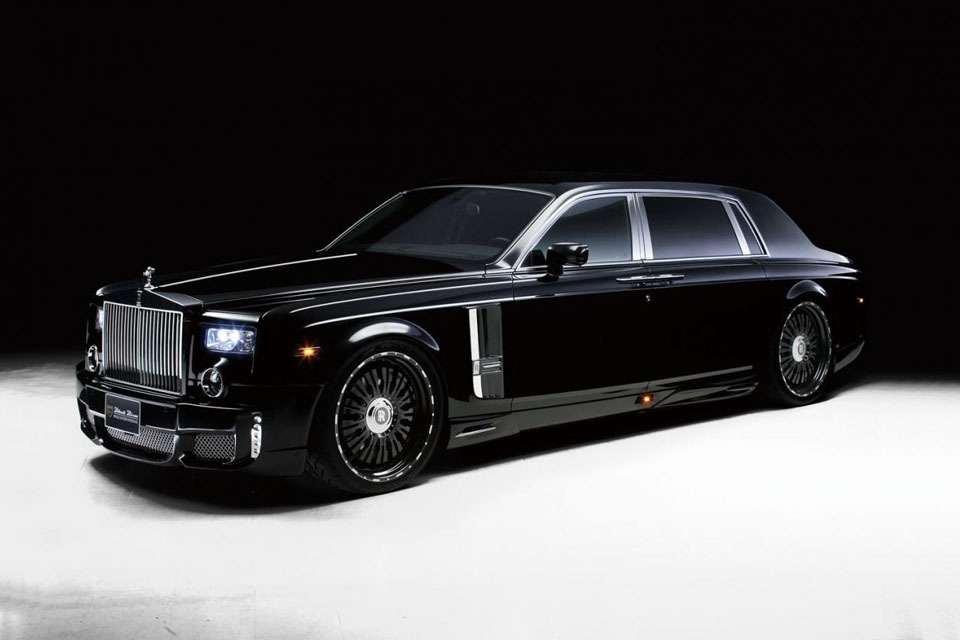 Удлиненная версия флагманского Rolls-Royce Phantom от японских тюнеров из Wald International носит имя Sports Line Black Bison Edition. Четырехдверке придумали новый обвес и добавили светодиодные огни спереди.