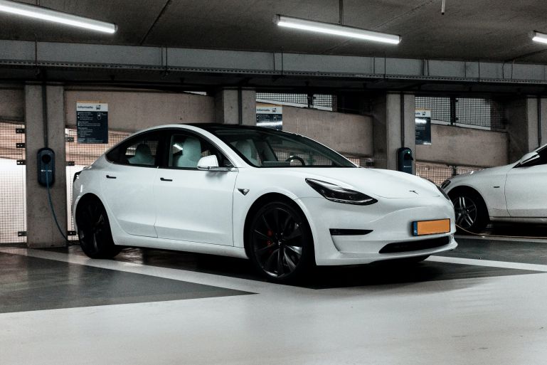 Tesla электромобиль в гараже фото